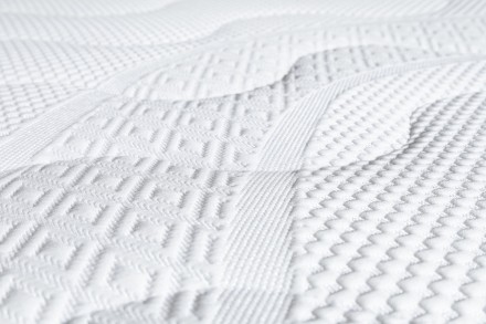 Anatomicznie dopasowujący się pianowy materac Mlily Magnolia dla optymalnego komfortu.