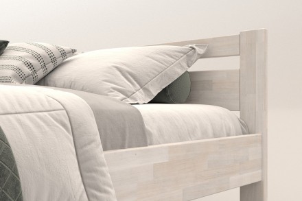 Jednoosobowe łóżko Emily cieszy się dużą popularnością; będzie doskonale pasować zarówno do pokoiku dziecięcego jak i do sypialni. Wspaniały zapach drewna wprowadzi do pomieszczenia cudowną atmosferę, idealną dla snu.