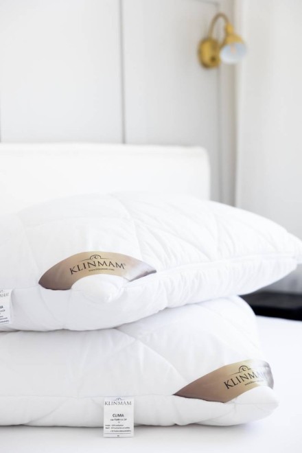 Poduszka wypełniona jest mieszanką delikatnych „kulek” poliestrowych i sprężystych włókien poliuretanowych, które są zamknięte w pokrowcu zapinanym na zamek błyskawiczny, co umożliwia regulację poziomu wypełnienia zgodnie z własnymi potrzebami.