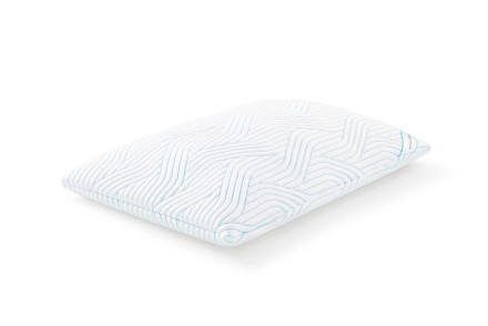 Poduszka TEMPUR® Comfort Soft SmartCool 2.0 została wykonana z zupełnie nowych materiałów TEMPUR®, które zapewniają o 20% większą redukcję nacisku niż kiedykolwiek wcześniej. W przypadku tej poduszki materiał został opracowany tak, aby połączyć niesamowitą miękkość i wygodę z niezbędnym i doskonałym podparciem kręgosłupa podczas snu.