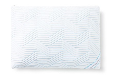 Poduszka TEMPUR® Comfort Soft SmartCool 2.0 została wykonana z zupełnie nowych materiałów TEMPUR®, które zapewniają o 20% większą redukcję nacisku niż kiedykolwiek wcześniej. W przypadku tej poduszki materiał został opracowany tak, aby połączyć niesamowitą miękkość i wygodę z niezbędnym i doskonałym podparciem kręgosłupa podczas snu.