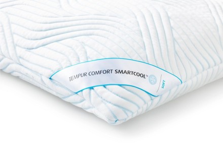 Poduszka TEMPUR® Comfort Soft SmartCool została wykonana z zupełnie nowych materiałów TEMPUR®, które zapewniają o 20% większą redukcję nacisku niż kiedykolwiek wcześniej. W przypadku tej poduszki materiał został opracowany tak, aby połączyć niesamowitą miękkość i wygodę z niezbędnym i doskonałym podparciem kręgosłupa podczas snu.