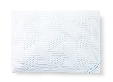 Poduszka TEMPUR® Comfort Soft SmartCool została wykonana z zupełnie nowych materiałów TEMPUR®, które zapewniają o 20% większą redukcję nacisku niż kiedykolwiek wcześniej. W przypadku tej poduszki materiał został opracowany tak, aby połączyć niesamowitą miękkość i wygodę z niezbędnym i doskonałym podparciem kręgosłupa podczas snu.