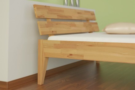 Wspaniałe łóżko z litego drewna, wykonane z olejowanego dębu. W łóżku widocznych jest mnóstwo naturalnych szczelin i ubytków, jakie pojawiają się w drewnie wraz z biegiem lat.