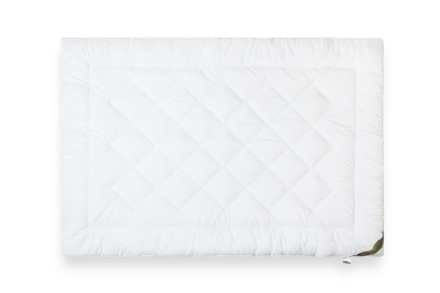 Komplet kołdry i poduszki z serii Klinmam Home Clima Aerelle® posiada materiał wierzchni wykonany w 100% z mikrowłókna, które skutecznie odprowadza nadmiar ciepła od ciała, zapobiegając przegrzewaniu się i tworząc tym samym przyjemne środowisko do snu.