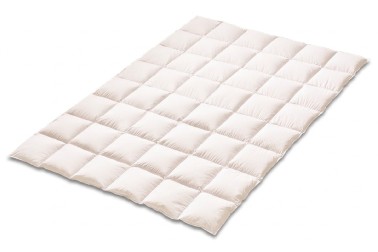 Luksusowa kołdra puchowa Klinmam Home Pure Elegance to synonim najwyższego komfortu. Połączenie delikatnego puchu gęsiego i ekskluzywnej bawełny egipskiej zapewnia naturalną termoregulację oraz utrzymanie optymalnego mikroklimatu przez całą noc, gwarantując spokojny i niezakłócony sen.