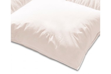 Luksusowa kołdra puchowa Klinmam Home Pure Elegance to synonim najwyższego komfortu. Połączenie delikatnego puchu gęsiego i ekskluzywnej bawełny egipskiej zapewnia naturalną termoregulację oraz utrzymanie optymalnego mikroklimatu przez całą noc, gwarantując spokojny i niezakłócony sen.