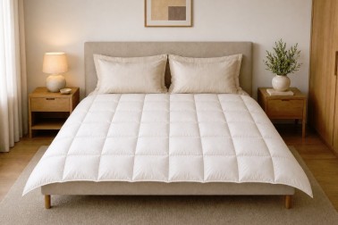 Luksusowa kołdra puchowa Klinmam Home Pure Elegance to synonim najwyższego komfortu. Połączenie delikatnego puchu gęsiego i ekskluzywnej bawełny egipskiej zapewnia naturalną termoregulację oraz utrzymanie optymalnego mikroklimatu przez całą noc, gwarantując spokojny i niezakłócony sen.