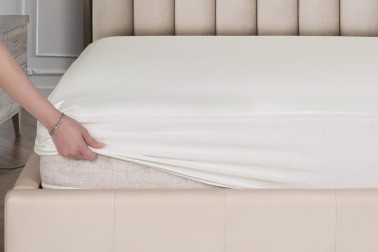 Wysokiej jakości prześcieradło z gumką Klinmam Home Jersey, wykonane w 100% z naturalnej bawełny, zapewnia maksymalny komfort podczas snu i długą żywotność.