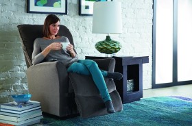 Po usadowieniu się w fotelu Nora,
poczujesz się jak na mięciutkim obłoczku:
otulony wyjątkowym komfortem;
jednocześnie będziesz czuł stabilne
podparcie pleców, pasa i stóp, które
zapewni piana wysokoelastyczna, wykrojona
specjalnie na miarę.