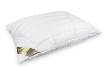 Poduszka wypełniona jest mieszanką delikatnych „kulek” poliestrowych i sprężystych włókien poliuretanowych, które są zamknięte w pokrowcu zapinanym na zamek błyskawiczny, co umożliwia regulację poziomu wypełnienia zgodnie z własnymi potrzebami.