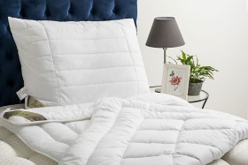 Zestaw Pure Wellness został zaprojektowany dla utrzymania maksymalnej czystości w łóżku. Kołdrę i poduszkę można prać aż w 95°C, przez co zachowują maksymalną higienę.