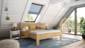 Solidne drewniane łóżko z solidną podstawą