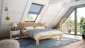 Solidne drewniane łóżko o przewiewnym designie