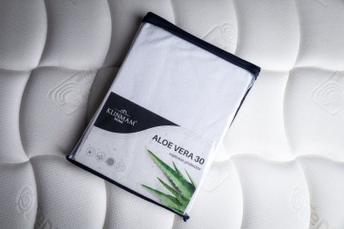 Aloe Vera 30 to ochraniacz na materac, który przedłuży jego żywotność, jednocześnie chroniąc go przed zabrudzeniami wynikającymi z codziennego używania.