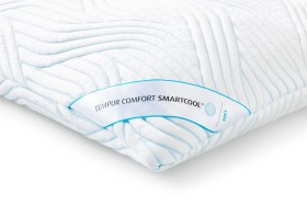Poduszka TEMPUR® Comfort Soft SmartCool została wykonana z zupełnie nowych materiałów TEMPUR®, które zapewniają o 20% większą redukcję nacisku niż kiedykolwiek wcześniej. W przypadku tej poduszki materiał został opracowany tak, aby połączyć niesamowitą miękkość i wygodę z niezbędnym i doskonałym podparciem kręgosłupa podczas snu.