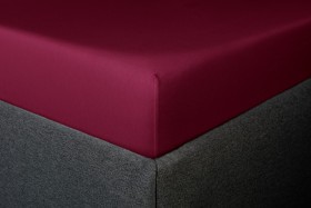 Prześcieradło do łóżeczka dziecięcego Klinmam Jersey, kolor bordowy, 60x120 cm Prześcieradła Klinmam Jersey są wykonane z cienkich przędz najwyższej klasy. Wykorzystanie długowłóknistej 100% czesanej MAKO bawełny sprawia, że pościel jest idealnie miękka i bardzo przyjemna w dotyku.