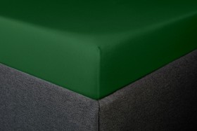 Prześcieradło do łóżeczka dziecięcego Klinmam Jersey, kolor ciemnozielony, 60x120 cm Prześcieradła Klinmam Jersey są wykonane z cienkich przędz najwyższej klasy. Wykorzystanie długowłóknistej 100% czesanej MAKO bawełny sprawia, że pościel jest idealnie miękka i bardzo przyjemna w dotyku.