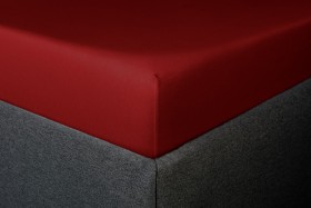 Prześcieradło do łóżeczka dziecięcego Klinmam Jersey, kolor czerwony, 60x120 cm Prześcieradła Klinmam Jersey są wykonane z cienkich przędz najwyższej klasy. Wykorzystanie długowłóknistej 100% czesanej MAKO bawełny sprawia, że pościel jest idealnie miękka i bardzo przyjemna w dotyku.