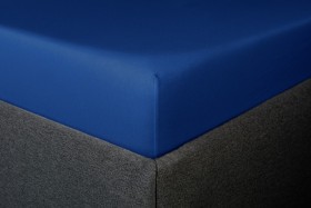 Prześcieradło do łóżeczka dziecięcego Klinmam Jersey, kolor granatowy, 60x120 cm Prześcieradła Klinmam Jersey są wykonane z cienkich przędz najwyższej klasy. Wykorzystanie długowłóknistej 100% czesanej MAKO bawełny sprawia, że pościel jest idealnie miękka i bardzo przyjemna w dotyku.