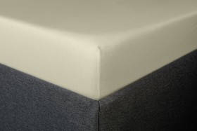 Prześcieradło do łóżeczka dziecięcego Klinmam Jersey, kolor kremowy, 60x120 cm Prześcieradła Klinmam Jersey są wykonane z cienkich przędz najwyższej klasy. Wykorzystanie długowłóknistej 100% czesanej MAKO bawełny sprawia, że pościel jest idealnie miękka i bardzo przyjemna w dotyku.