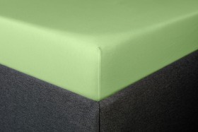 Prześcieradło do łóżeczka dziecięcego Klinmam Jersey, kolor pastelowa zieleń, 60x120 cm Prześcieradła Klinmam Jersey są wykonane z cienkich przędz najwyższej klasy. Wykorzystanie długowłóknistej 100% czesanej MAKO bawełny sprawia, że pościel jest idealnie miękka i bardzo przyjemna w dotyku.