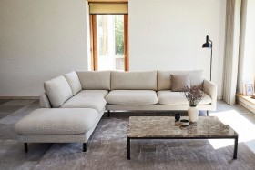 Sofa Bolzano, dzięki swoim czystym liniom i lekko skandynawskiemu stylowi, będzie doskonale pasować do każdego typu wnętrza.