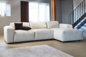 Elegancka i harmonijna sofa Lucera, zawdzięczająca swój unikalny design nisko umieszczonemu siedzisku oraz zaokrąglonym elementom.