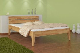 Wspaniałe łóżko z litego drewna, wykonane z olejowanego dębu. W łóżku widocznych jest mnóstwo naturalnych szczelin i ubytków, jakie pojawiają się w drewnie wraz z biegiem lat.