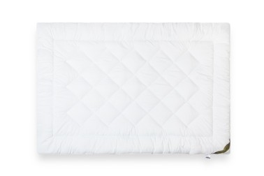 Komplet kołdry i poduszki z serii Klinmam Home Clima Aerelle® posiada materiał wierzchni wykonany w 100% z mikrowłókna, które skutecznie odprowadza nadmiar ciepła od ciała, zapobiegając przegrzewaniu się i tworząc tym samym przyjemne środowisko do snu.